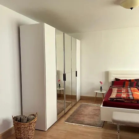 Sehr Schoene Wohnung,komplett Neu Eingerichtet *
